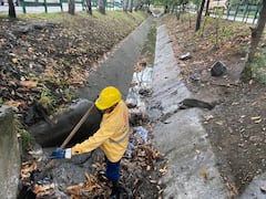 La limpieza de los canales de aguas lluvias permite mitigar los riesgos de inundaciones en las calles de Cali.