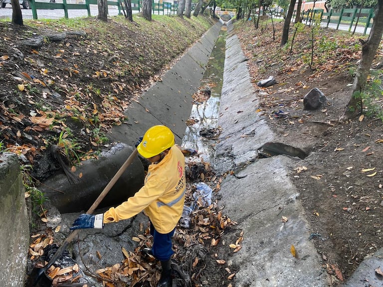 La limpieza de los canales de aguas lluvias permite mitigar los riesgos de inundaciones en las calles de Cali.