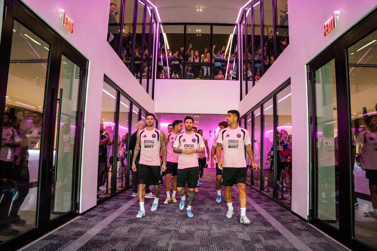 Jugadores del Inter de Miami recorren las instalaciones de su nuevo estadio.