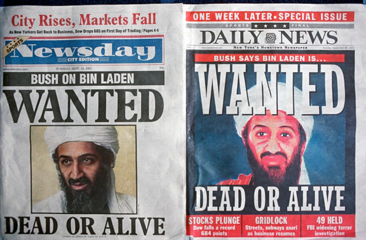 Una semana después del ataque del 9-11 contra las Torres Gemelas y el Pentágono, las portadas de 'Newsday' y el 'New York Daily News' con la cara de Osama bin Laden, entonces dirigente de Al Qaeda, grupo terrorista que se atribuyó el atentado. Era buscado vivo o muerto.