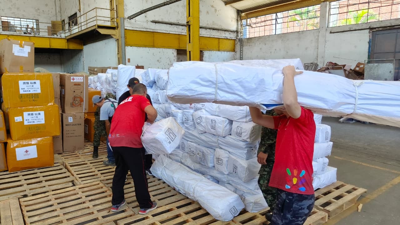 Llegaron a Cali 80 toneladas de ayudas humanitarias desde China.