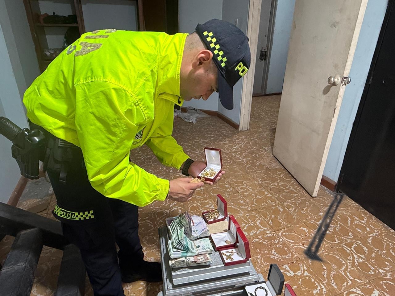 En uno de los operativos fue hallada joyería en oro.