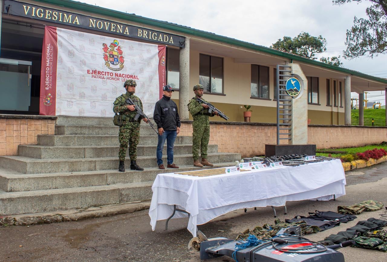Integrantes del Ejército Nacional de Colombia reciben a dos presuntos integrantes del Frente Jaime Martínez que se sometieron voluntariamente a la justicia en zona rural de López de Micay, departamento del Cauca.