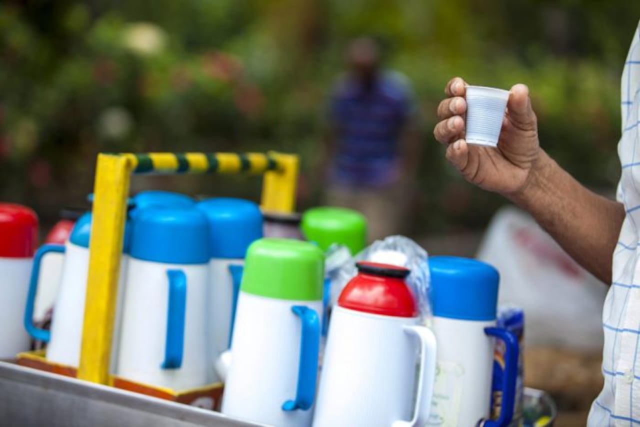 Tenga en cuenta lo que le sucede al plástico si se sirve una bebida caliente.