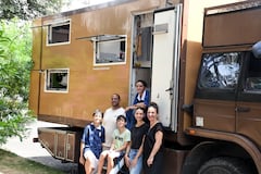 Familia francesa que recorre el mundo en un antiguo carro de bomberos o convertido en casa