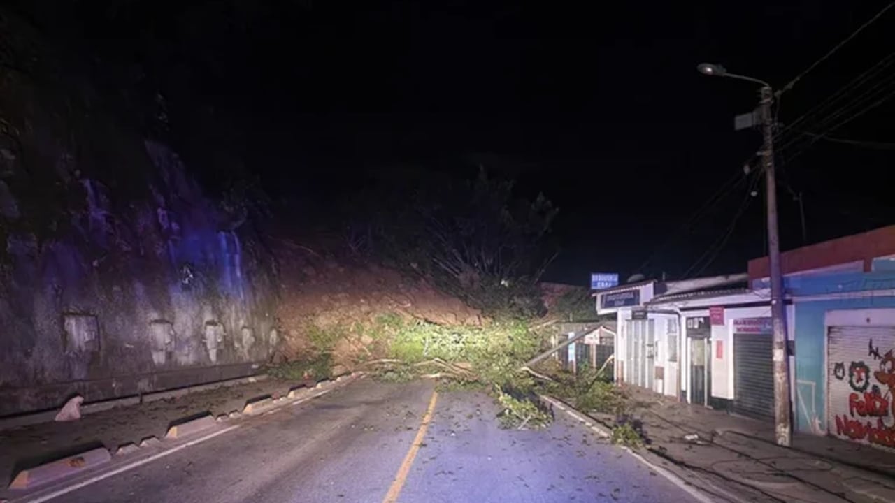 La vía quedó totalmente inhabilitada por cuenta del deslizamiento.