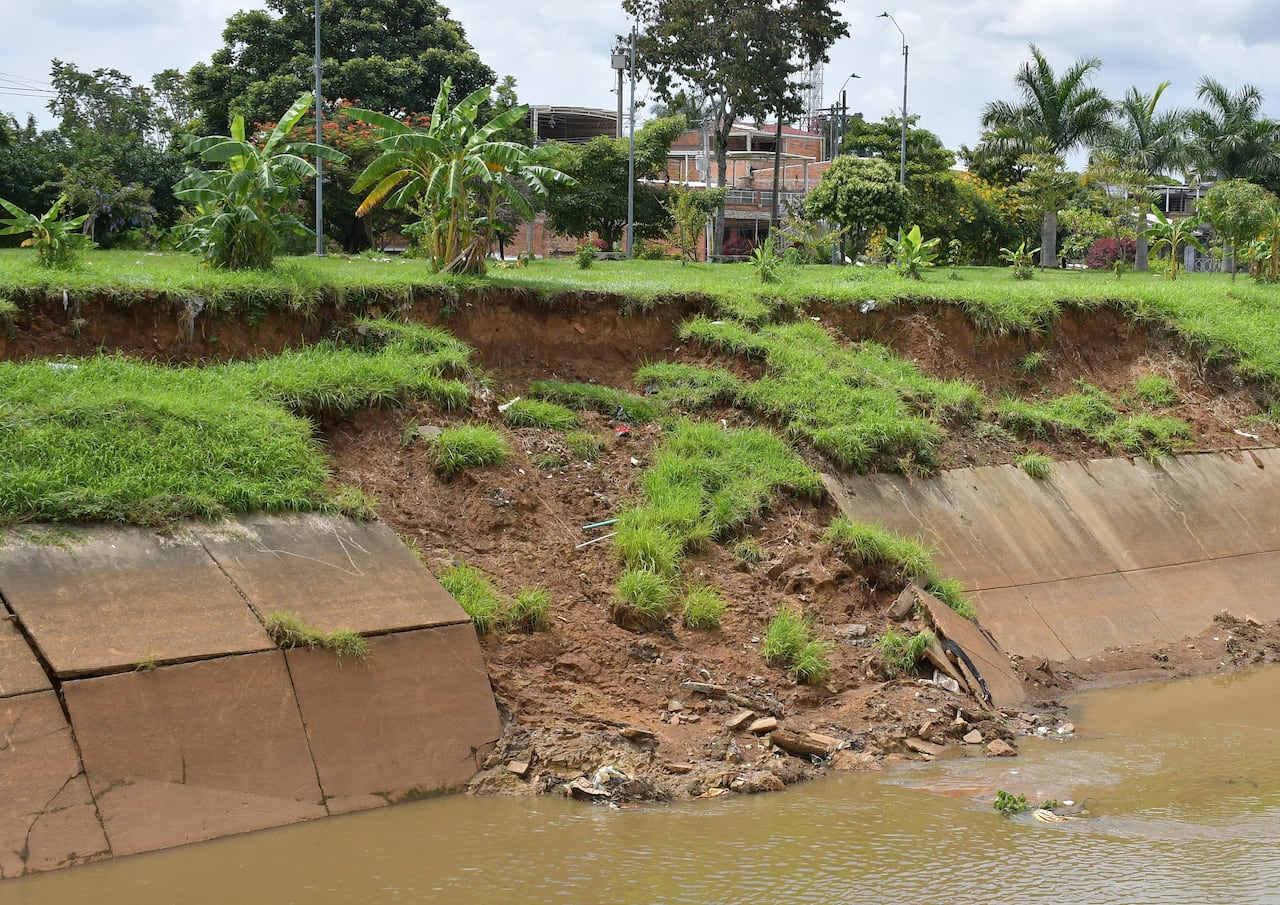 Se daña el Canal de aguas lluvias de la escombrera de la 50. Fotos Raúl Palacios / El Pais.