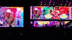 Las presentaciones avanzan en el Superconcierto. Presentación del artista Javier Vásquez mientras el público disfruta de la música en el Estadio Pascual Guerrero.