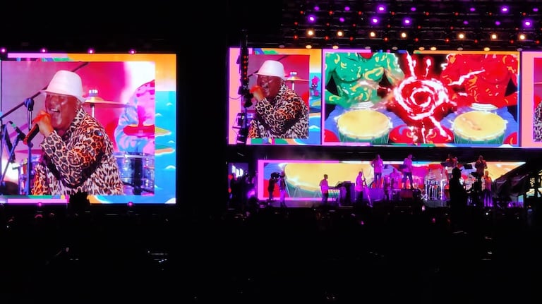 Las presentaciones avanzan en el Superconcierto. Presentación del artista Javier Vásquez mientras el público disfruta de la música en el Estadio Pascual Guerrero.