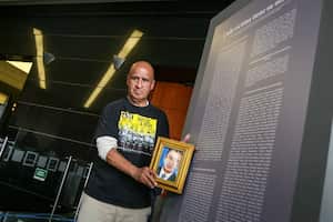 En el marco del octavo aniversario del Acuerdo de Paz, la JEP presentó la lista de 6.402 víctimas de ejecuciones extrajudiciales, conocidas como “falsos positivos”, ocurridas entre 2002 y 2008 en Colombia. Además, se inauguró la exposición "Mujeres con las botas puestas", organizada por Mafapo, honra la memoria de las víctimas de estos crímenes, destacando el rol de las mujeres en la lucha por la justicia y la reparación.