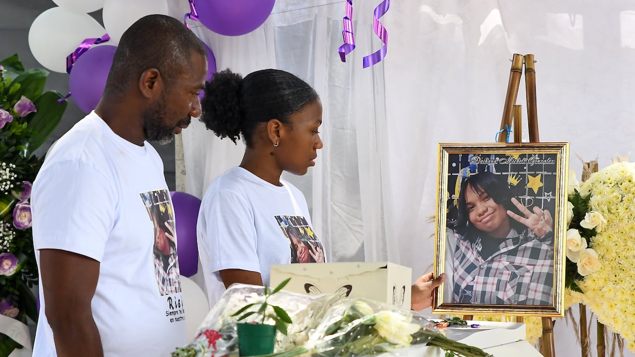 Sepelio de Michelle Dayana de 15 años del B/ San Judas salio sobre la 1:30 la caravana fúnebre ya se dirige al cementerio, Dic 11 de 2023 / Foto Wirman Rios / EL PAIS