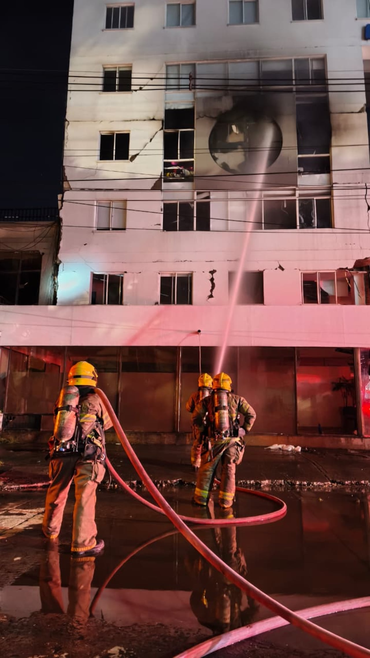 Bomberos Cali atiende incendio en el hotel Metropolis Plaza, en Cali.