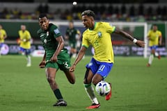 El delantero brasilero del Real Madrid, Rodrygo, disputa un balón con el defensa bolivinao Diego Medina, en partido de las Eliminatorias Sudamericanas 2026.