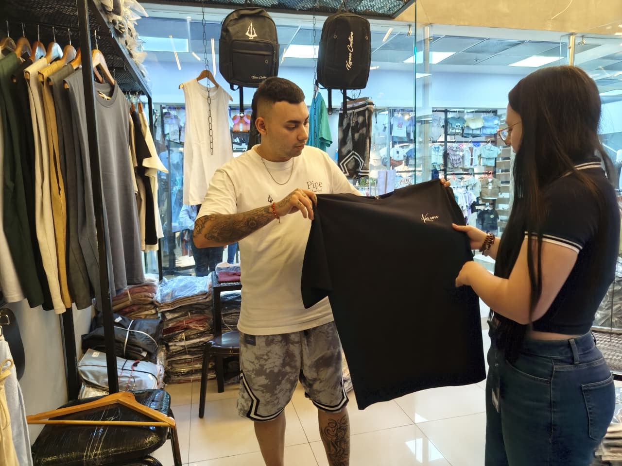 Comerciantes del centro de Cali se preparan para la temporada de diciembre.