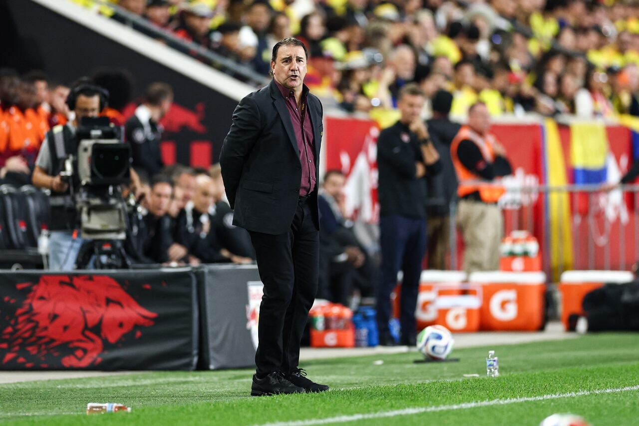 El entrenador argentino de Colombia, Néstor Lorenzo, observa a sus jugadores desde la línea de banda durante el partido amistoso internacional de fútbol entre Canadá y Colombia en el Sports Illustrated Stadium en Harrison, Nueva Jersey, el 14 de octubre de 2025. (Foto de CHARLY TRIBALLEAU / AFP)