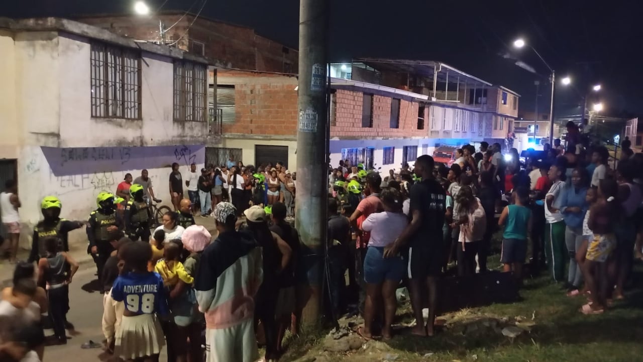 Habitantes de la zona presencian la escena del lamentable suceso que deja a un menor de edad fallecido.