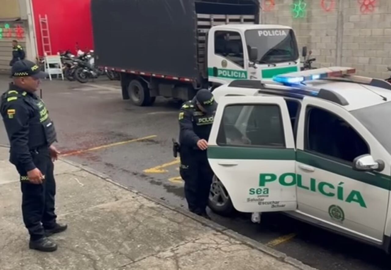 Durante el procedimiento, 'Aretes' presentó la cédula de su hermana para despistar a los uniformados, pero sus rasgos físicos no coincidían con los registros. Tras confirmar su verdadera identidad, la Policía la trasladó a un centro carcelario.
