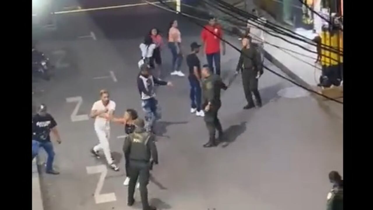 Pelea entre Policía y ciudadanos en Segovia