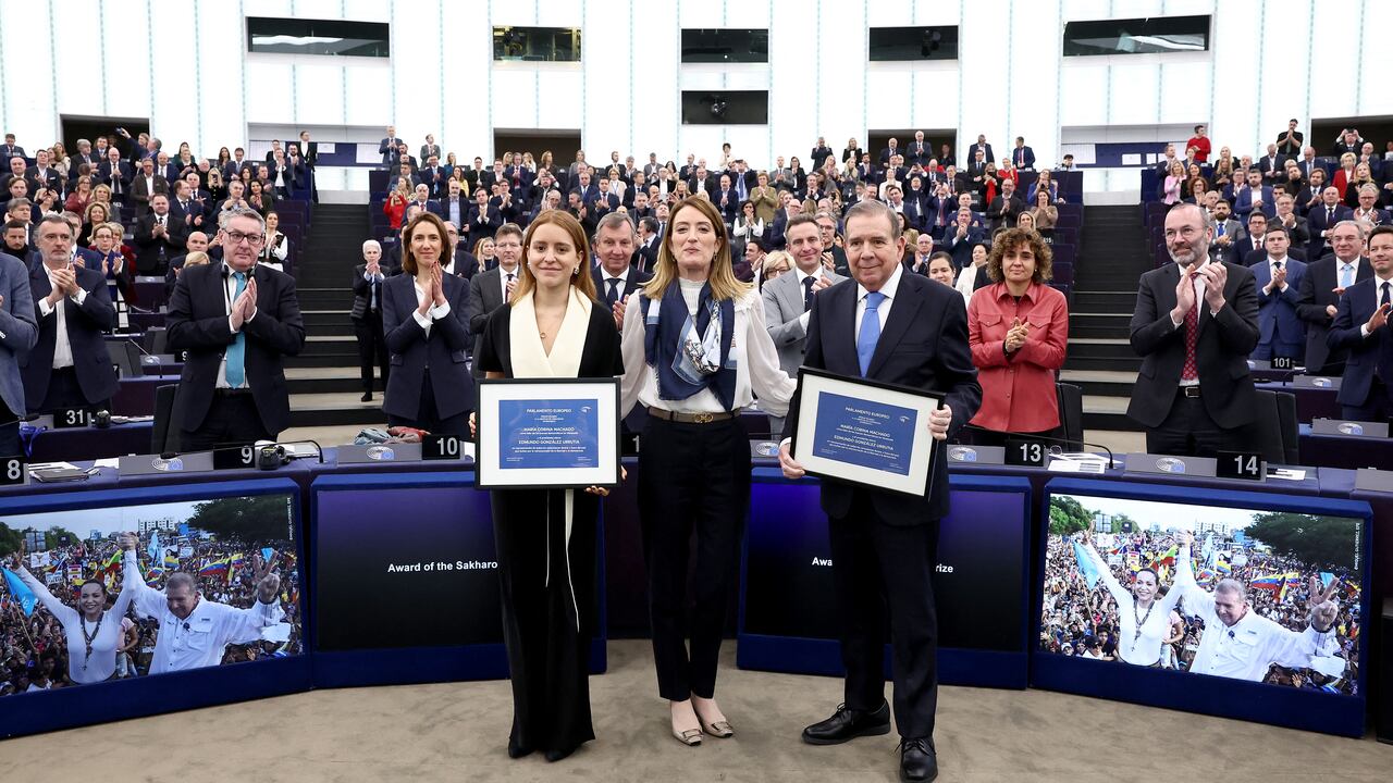Edmundo González estuvo presente en la sede del Parlamento Europeo en la ciudad francesa de Estrasburgo junto a Ana Corina Sosa, hija de María Corina Machado.