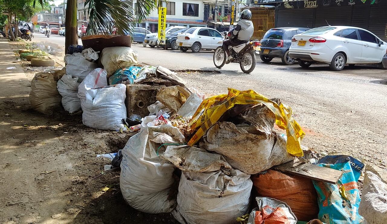 Denuncia ciudadana. Obras inconclusas de Emcali terminan como botadero de basuras. Foto Jorge Orozco