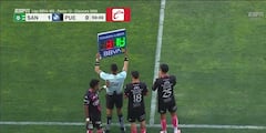 Momento en el que Édgar Guerra empuja al cuartos juez del partido entre Santos Laguna y Puebla.