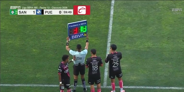 Momento en el que Édgar Guerra empuja al cuartos juez del partido entre Santos Laguna y Puebla.