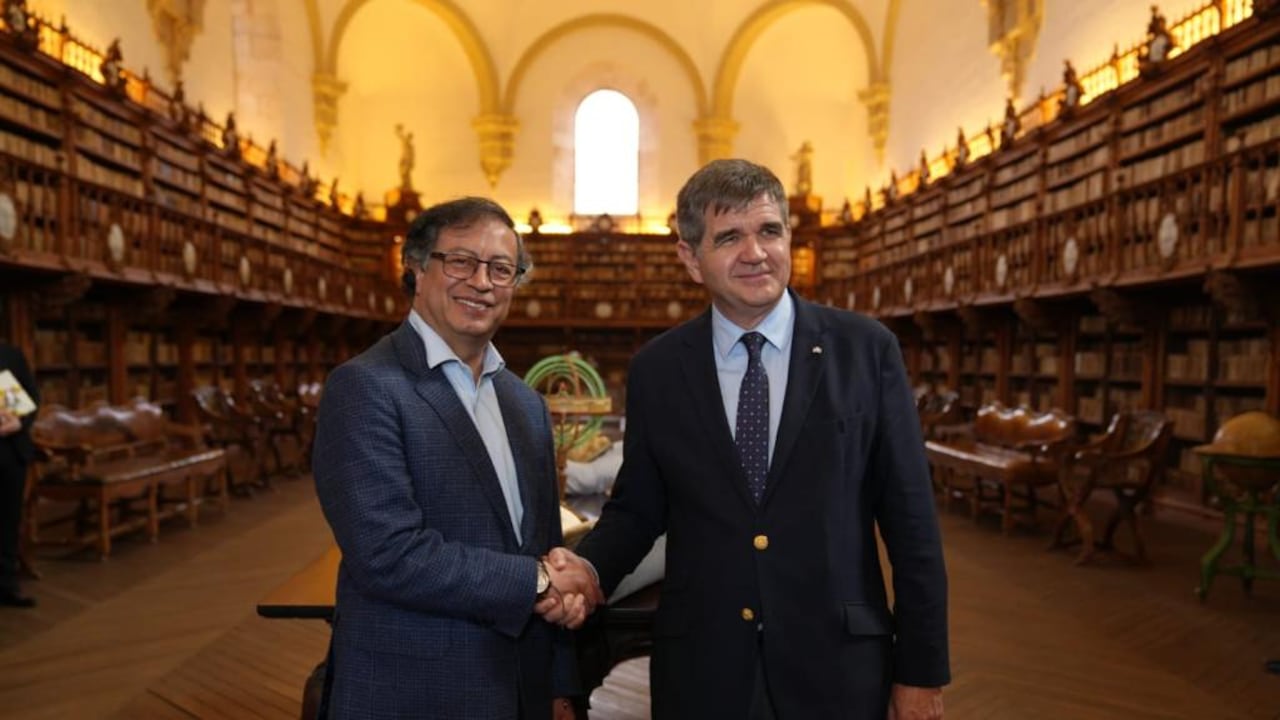 Presidente Gustavo Petro al recibir la Medalla de la Universidad de Salamanca, en España.