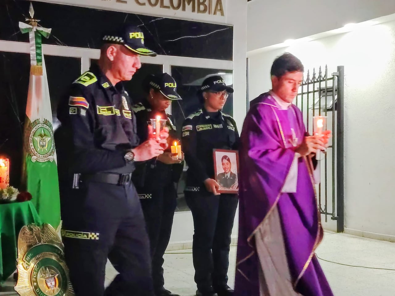 Velas blancas acompañaron la velatón realizada en Cali en memoria de la patrullera María José Recuero Suárez, quien falleció tras resultar herida durante un procedimiento policial en el barrio Industrial.