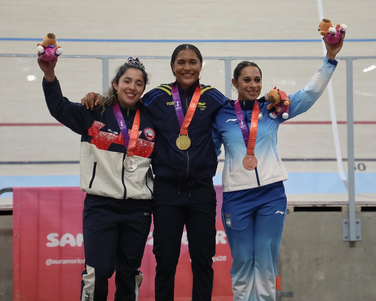 Stefany Cuadrado (centro) se quedó con la medalla de oro en la velocidad individual femenina de los Juegos Sudamericanos de Santa Fe 2026.