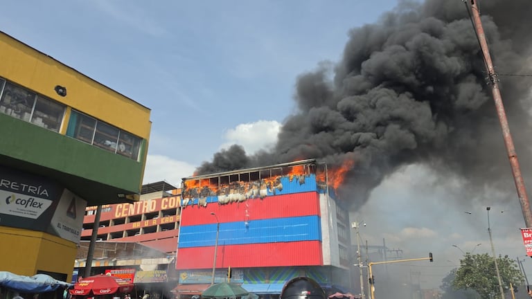 Las llamas consumen el último piso de un establecimiento comercial sobre la carrera 10 con calle 15, en pleno centro de Cali.