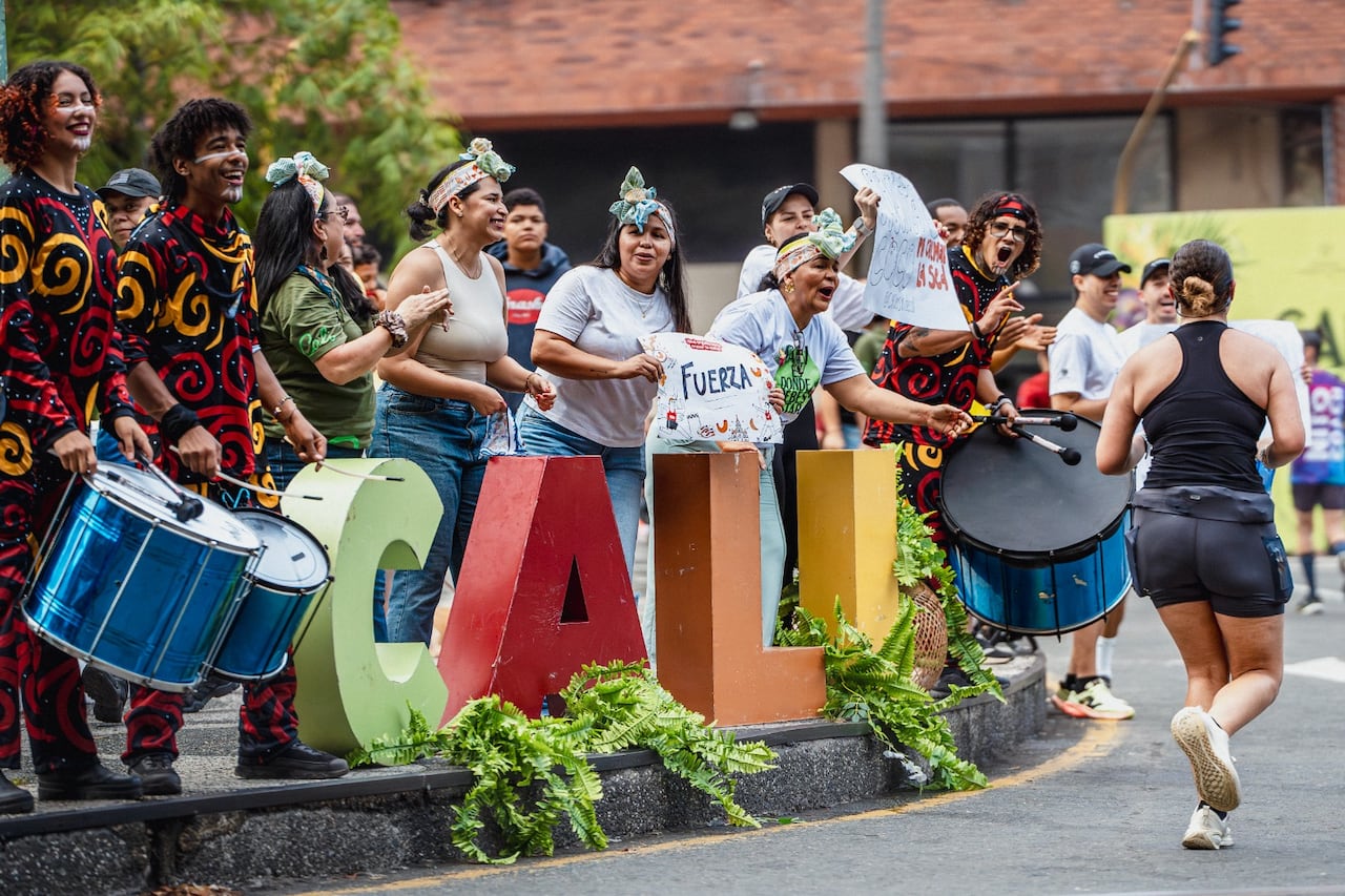 La segunda edición de la Maratón de Cali reunió cerca de 20.000 corredores y contó con la asistencia de caleños espectadores que apoyaron a los participantes del evento.