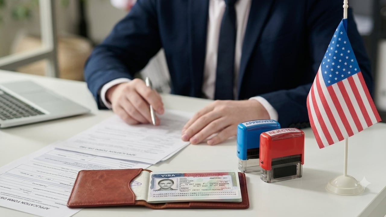 La reducción en el costo de la visa B1/B2 en pesos colombianos obedece al comportamiento reciente de la tasa de cambio y no a una disminución de la tarifa oficial en dólares.