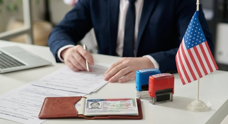 La reducción en el costo de la visa B1/B2 en pesos colombianos obedece al comportamiento reciente de la tasa de cambio y no a una disminución de la tarifa oficial en dólares.