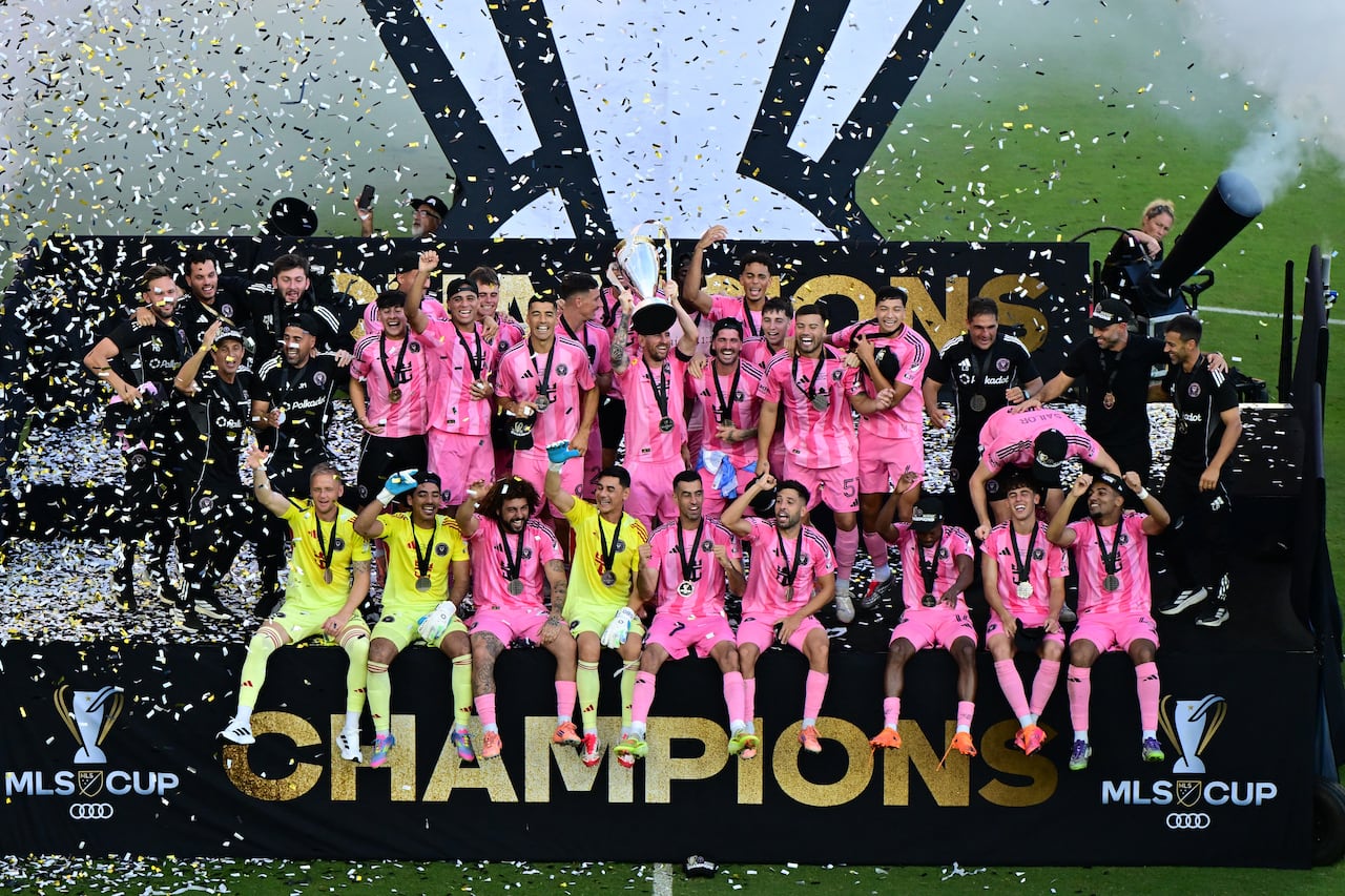 Lionel Messi #10 del Inter Miami CF levanta el trofeo de campeón después de ganar la final de la Copa MLS Audi 2025 entre el Inter Miami CF y Vancouver Whitecaps FC en el Chase Stadium el 6 de diciembre de 2025 en Fort Lauderdale, Florida.