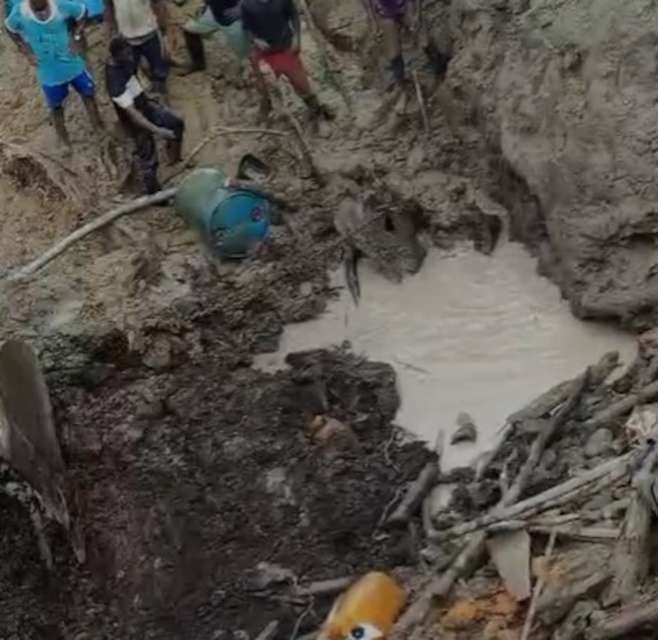 Cuatro mineros murieron tras quedar atrapados por un deslizamiento de tierra dentro de un socavón en el sector de Pisares, Timbiquí.