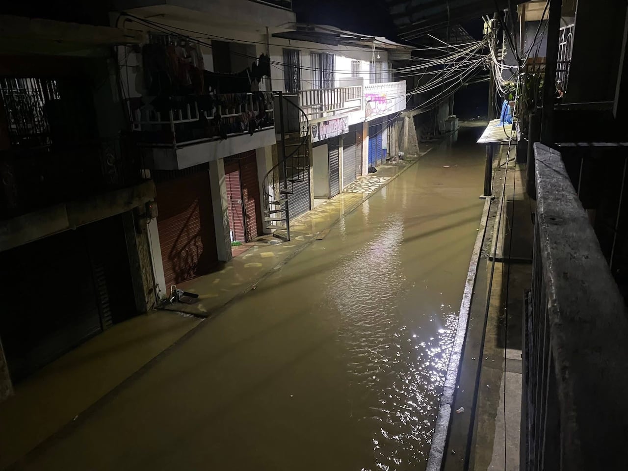 Mientras continúan las precipitaciones, organismos de gestión del riesgo y administraciones locales realizan monitoreos en los principales ríos de la región, a la espera de refuerzos logísticos y humanitarios que permitan atender a la población afectada y reducir los riesgos en las zonas más vulnerables.