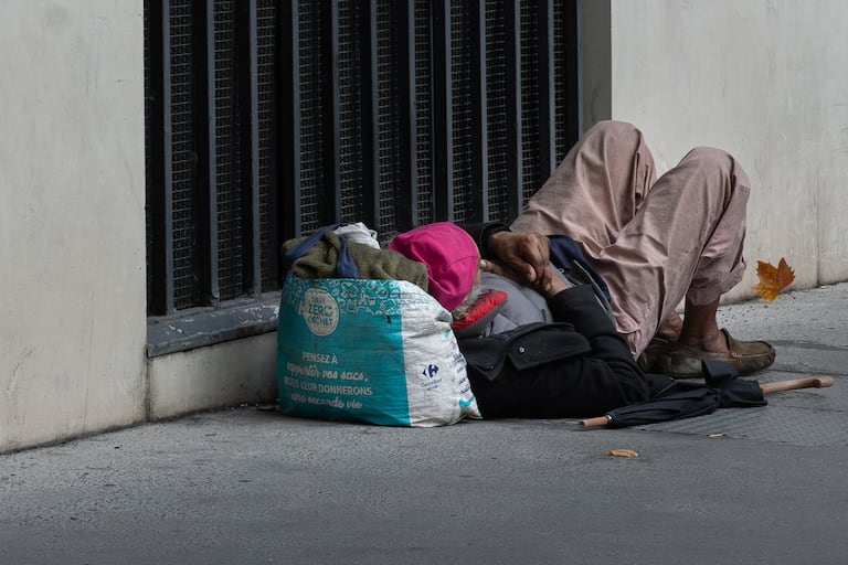 El 25 % de los habitantes en América Latina y El Caribe viven en pobreza, según datos de Cepal al cierre del 2024. (Foto by JOEL SAGET / AFP)