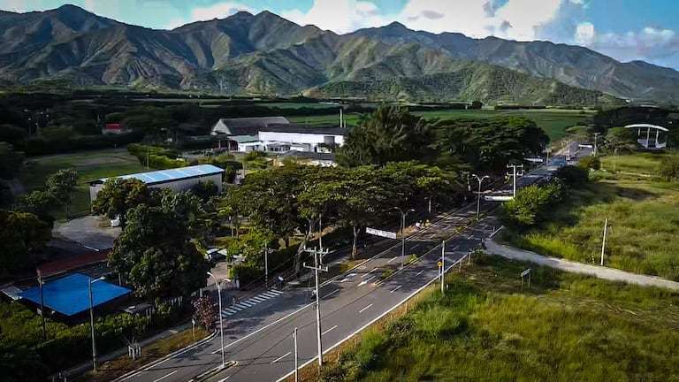Habitantes y deportistas locales celebraron la entrega de la vía, cerrada durante más de dos años.