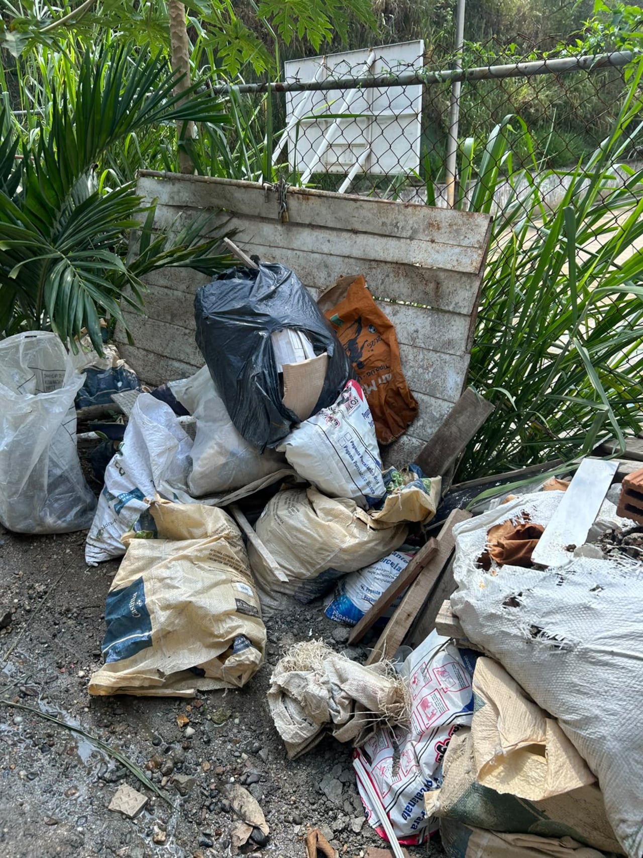 Los residuos provenientes de una construcción permanecen desde hace más de dos meses al costado del polideportivo del sector Los Trejos, en Normandía, oeste de Cali, según la denuncia ciudadana.