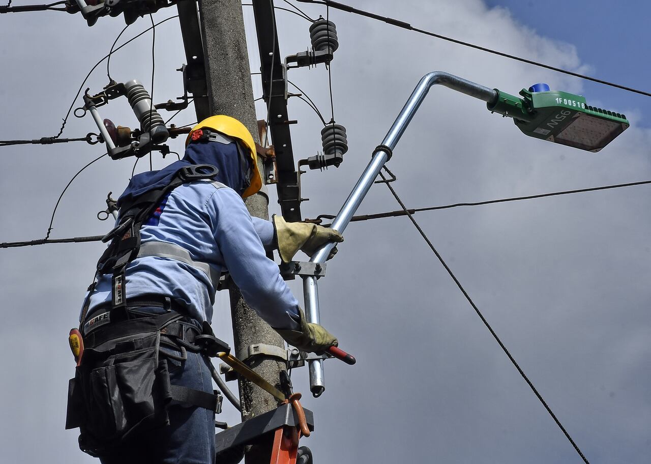 trabajos de reparación en redes de energía. Las cuadrillas de las empresas municipales se encontrarán desplegadas en diferentes puntos de la ciudad para atender el cronograma de intervenciones programadas en puntos oscuros de la ciudad y así dar parte de tranquilidad a los ciudadanos de Cali para que bajen los robos y la violencia en la ciudad. Fotos Raúl Palacios / El Pais.