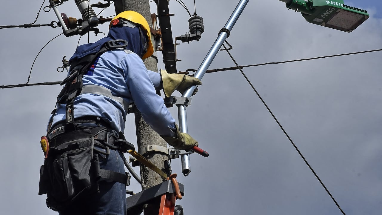 trabajos de reparación en redes de energía. Las cuadrillas de las empresas municipales se encontrarán desplegadas en diferentes puntos de la ciudad para atender el cronograma de intervenciones programadas en puntos oscuros de la ciudad y así dar parte de tranquilidad a los ciudadanos de Cali para que bajen los robos y la violencia en la ciudad. Fotos Raúl Palacios / El Pais.
