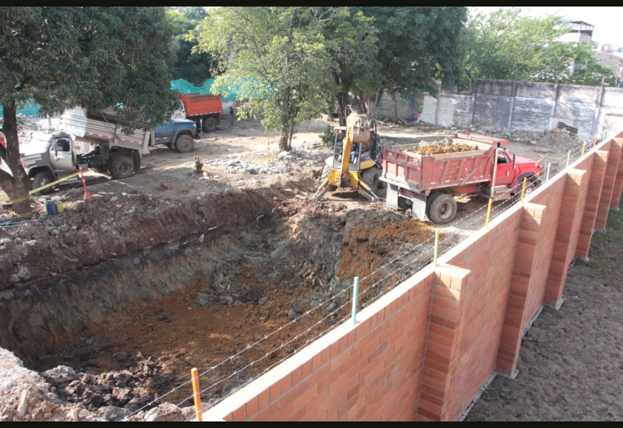 Alcaldía verifica el colapso del muro que separa la construcción de la IPS Antonio Nariño y la Institución Educativa Libardo Madrid Valderrama, sede Pablo Neruda.