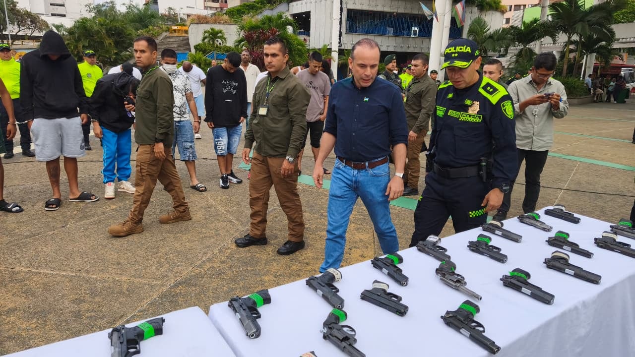Autoridades refuerzan seguridad: capturas por homicidio y decomiso masivo de armas en Cali.