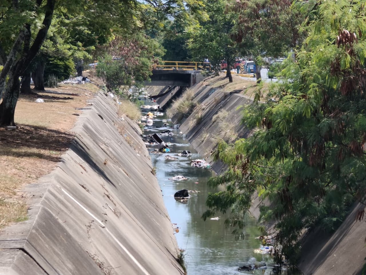Los habitantes del sector hicieron un llamado para que se revisen las condiciones del puente peatonal y del entorno que lo rodea.