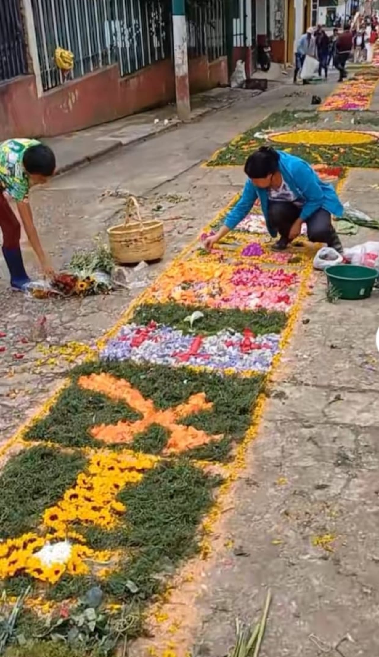 En Guayatá la comunidad realiza este tapete para la celebración católica del Corpus Christi.