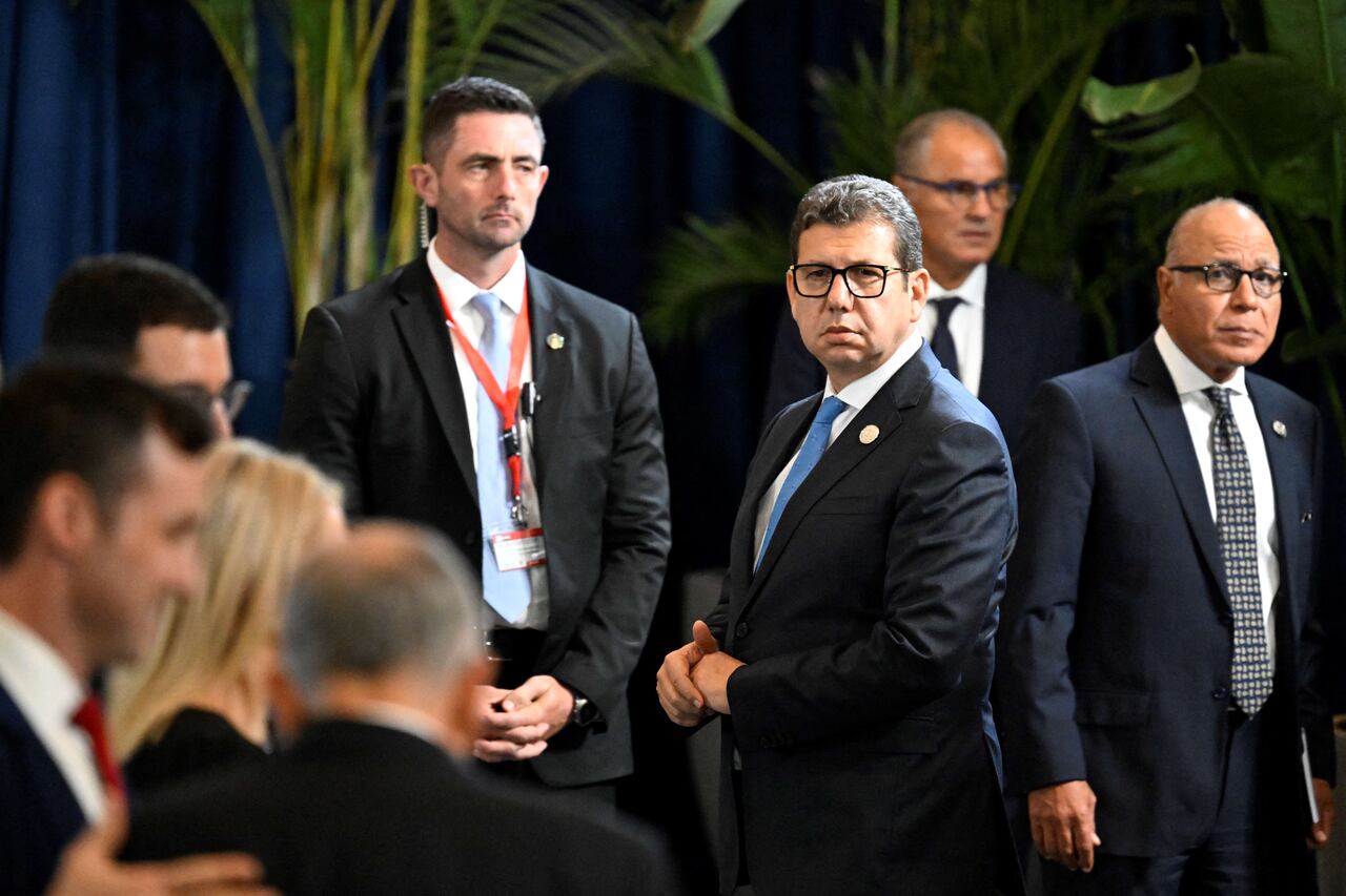 El jefe de inteligencia egipcio, Hassan Rashad (centro), aparece en la imagen al margen de una cumbre sobre Gaza en Sharm el-Sheij, un balneario en el Mar Rojo, el 13 de octubre de 2025.