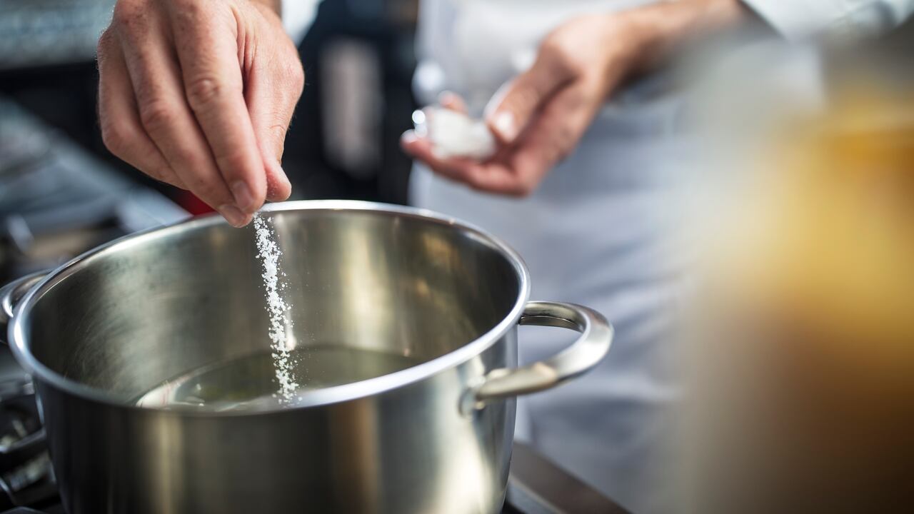 La sal en un consumo moderado es bueno para la salud.