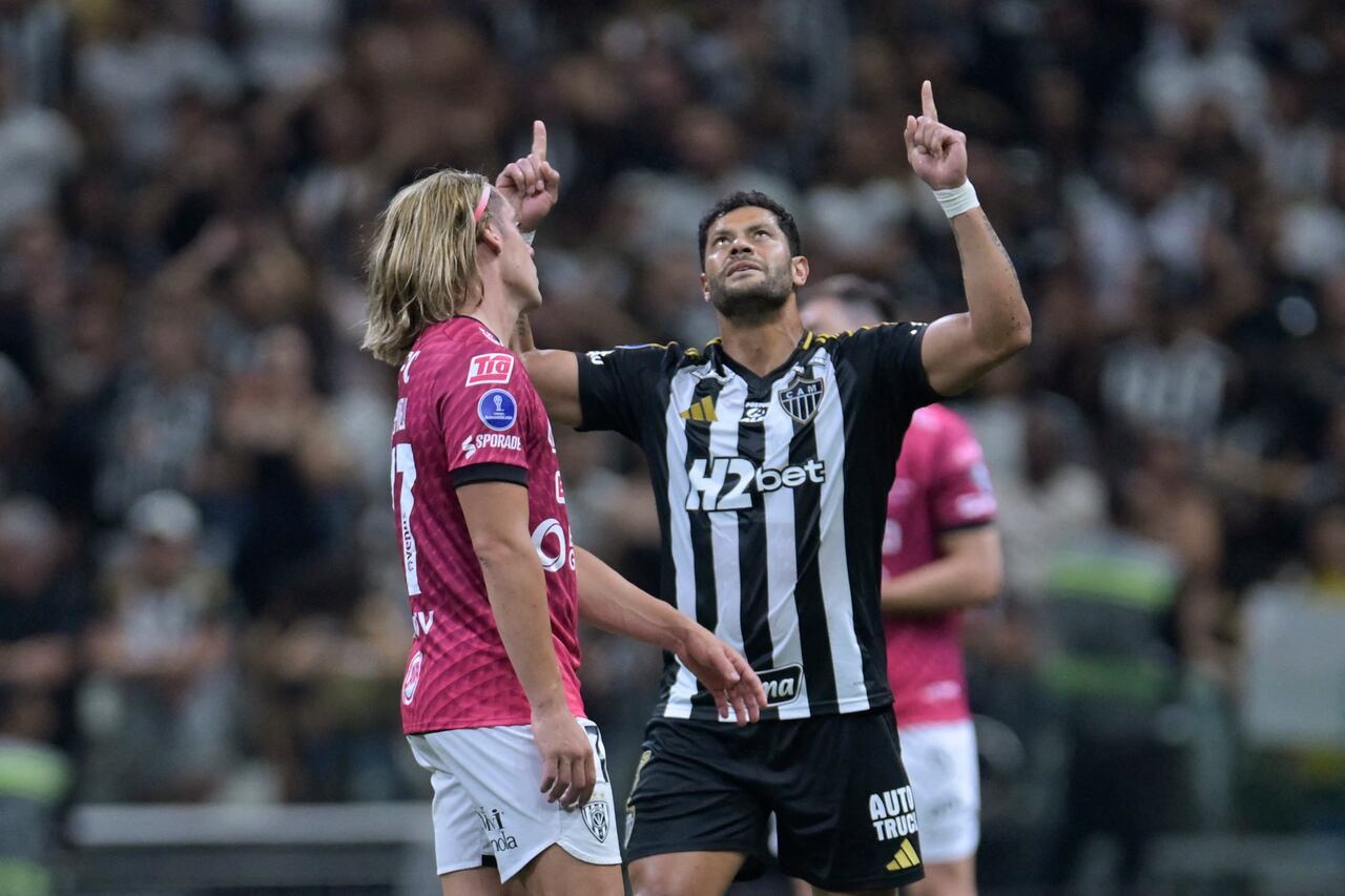 El delantero número 07 del Atlético Mineiro, Hulk, celebra el tercer gol de su equipo durante el partido de vuelta de la semifinal de la Copa Sudamericana entre el Atlético Mineiro de Brasil y el Independiente del Valle de Ecuador en el estadio Arena MRV de Belo Horizonte, Brasil, el 28 de octubre de 2025. (Foto de DOUGLAS MAGNO / AFP)