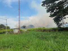 Incendio de vegetación en el barrio Mojica, en Cali.