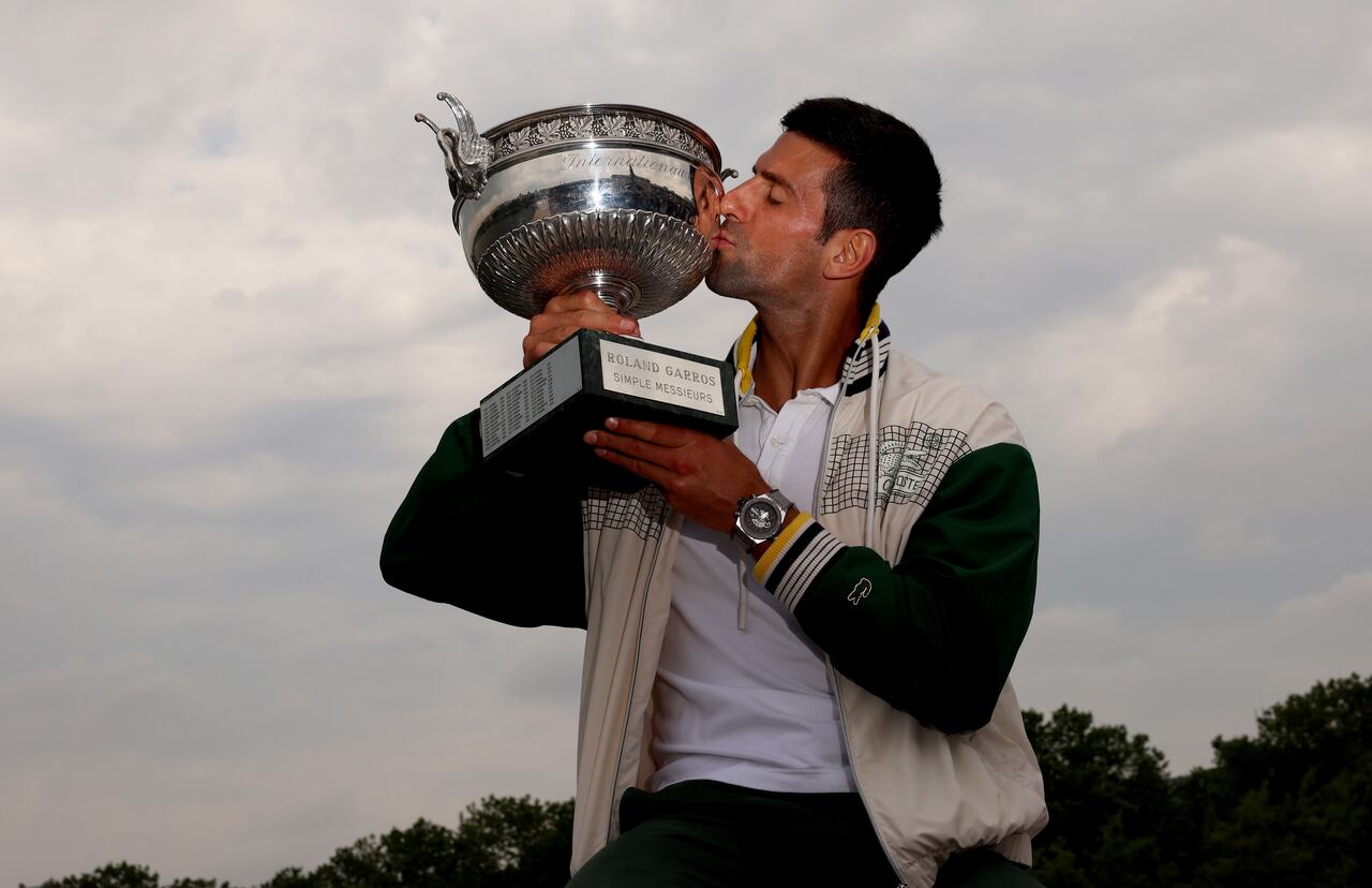 Novak Djokovic con el trofeo de ganador en 2023.